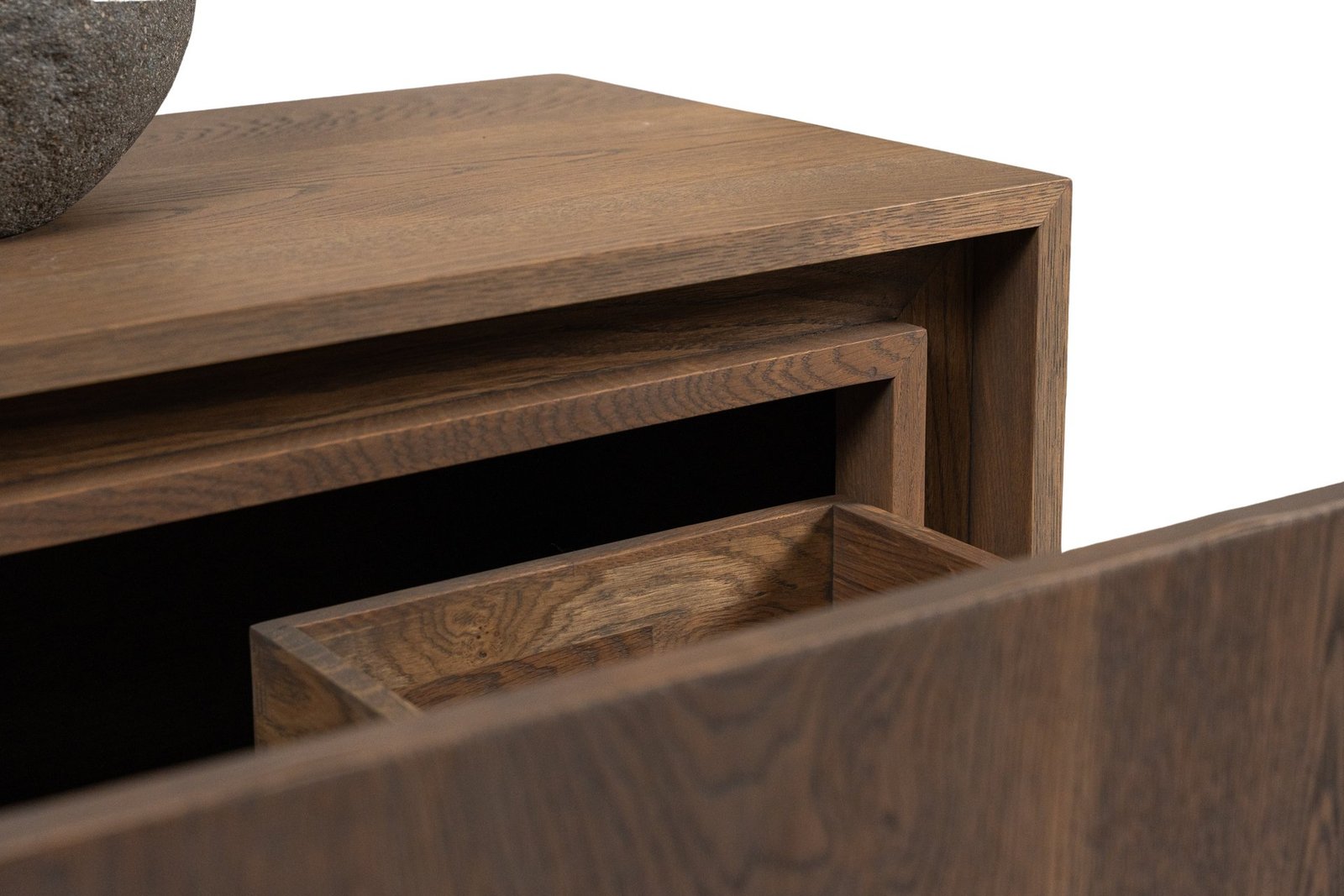 Mueble de madera oscura con veta natural, cajón abierto y estante superior. Detalle de textura.