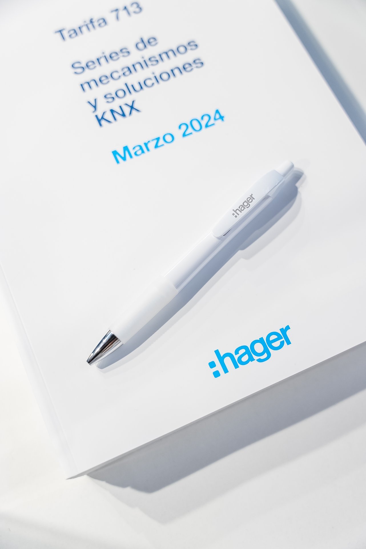 Documento Hager con 'Series de mecanismos y soluciones KNX', 'Marzo 2024' y un bolígrafo. Evento Efintec.