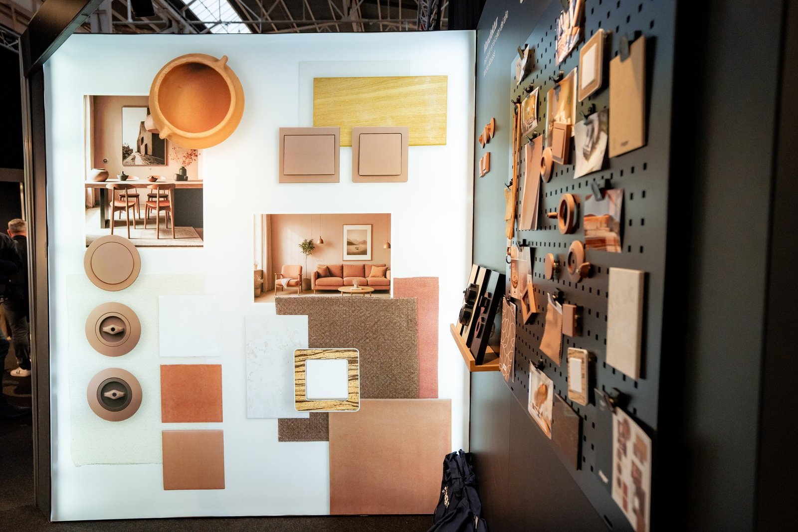 Expositor Hager en Architect & Work: muestras de interruptores, texturas y fotos de interiores en tonos tierra y rosados. Mood board.