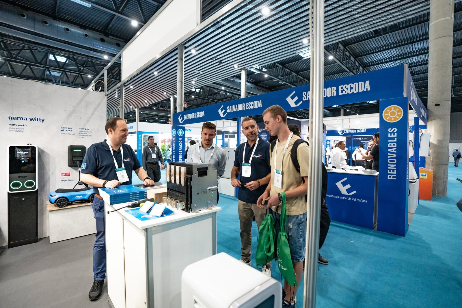 Expositores y visitantes en el stand de Hager con cargadores EV Witty y el stand de Salvador Escoda en Efintec.